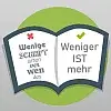 Piktogramm eines aufgeschlagenen Buches mit einem roten X und unübersichtlicher Schrift auf der linken Seite und einem grünen Haken mit dem Text 'Weniger ist mehr' auf der rechten, was Design-Tipps für die Verwendung von Schriftarten in der Abizeitung darstellt.